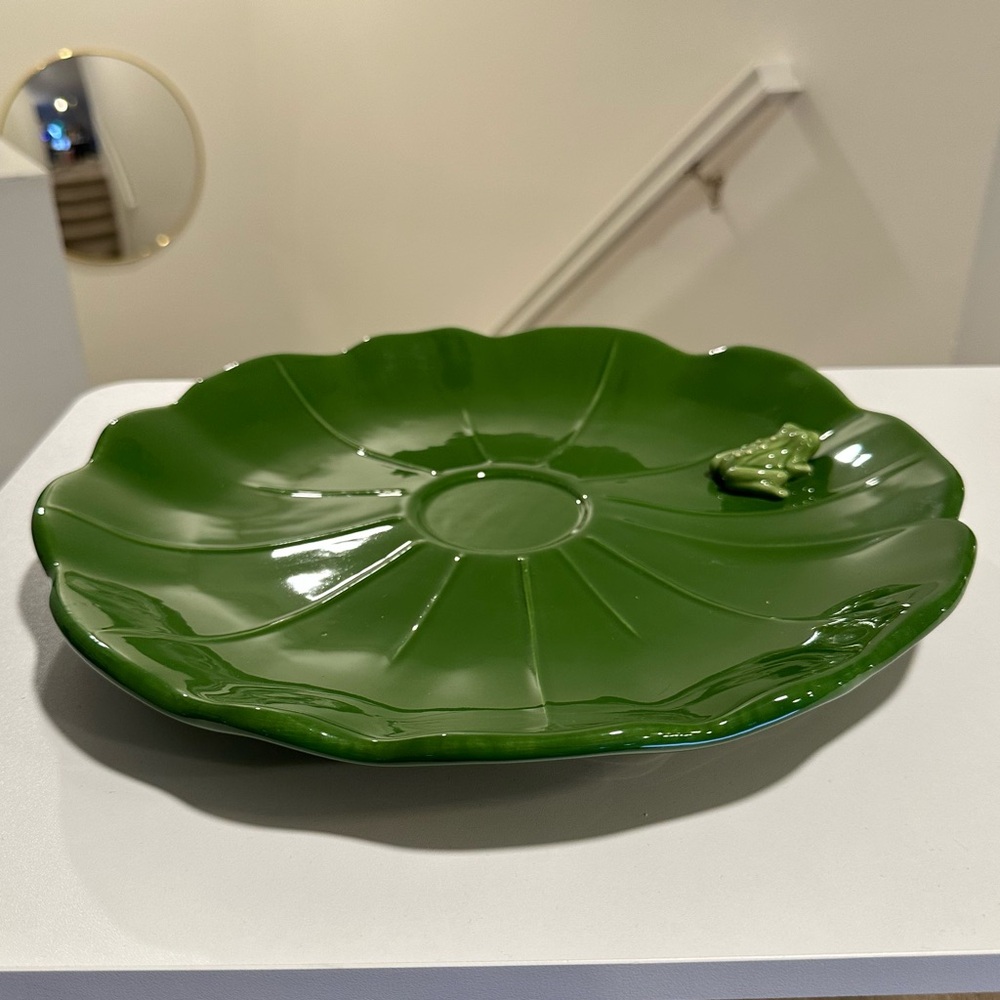 Green Leaf-Shaped Plate with Frog Accent - Picture 3 of 8